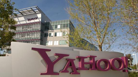 Logo de Yahoo en el exterior de la sede de Sunnyvale (California).